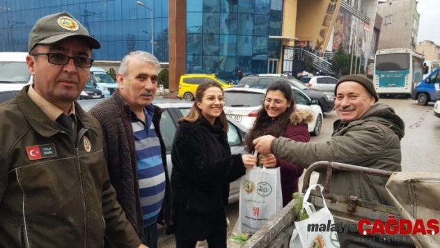 Karabük'te yılbaşı için 1000 adet fidan dağıtıldı