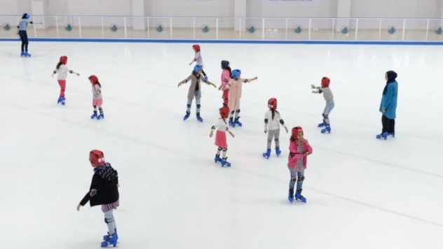 Karacaörenli çocukların buz keyfi