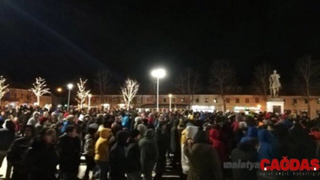 Karadağ'da Ortodoks Sırplar sokağa döküldü