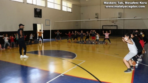 Karaköprü'de çocuklardan basketbol kursuna yoğun ilgi