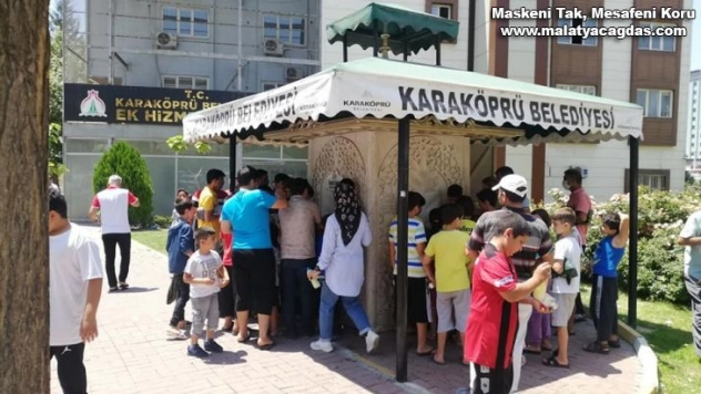 Karaköprü'de ikram çeşmesinden limonata akıyor