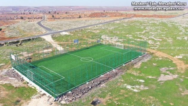 Karaköprü kırsalında yapılan çim sahalar hizmete sunuldu