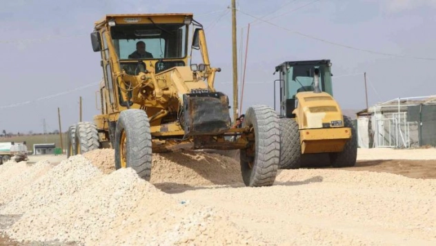Karaköprü kırsalında yol çalışması