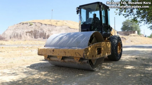 Karaköprü kırsalında yollar tozdan ve çamurdan kurtarılıyor