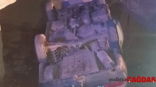 Karaman'da otomobil sulama kanalına düştü: 3 yaralı