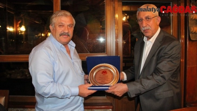 Karaman Polis Emeklileri Derneği'nden emniyet müdürü Bayraktar'a plaket