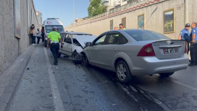 Karamanlı Kavşağı'nda Kaza: Sürücüler Yaralandı