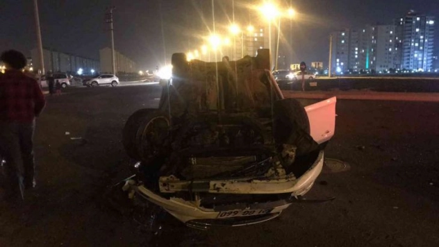 Karanlıkta kavşağı göremedi, aracı taklalar atarak durdu