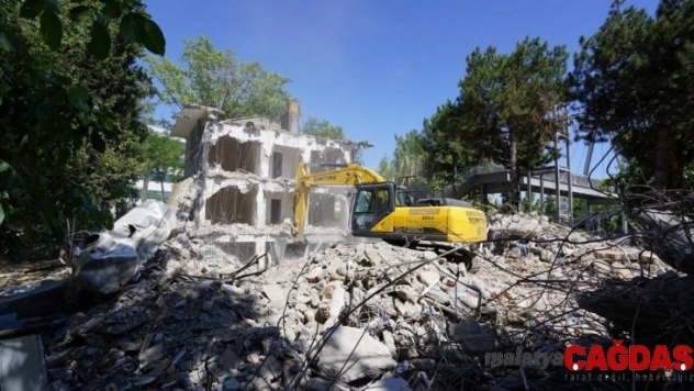 Karayolları lojmanlarında yıkım çalışması