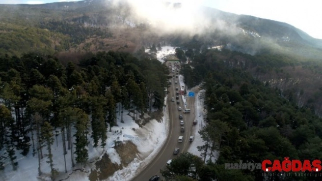 Karayolunda 2 kilometre, teleferikte ise metrelerce Uludağ kuyruğu