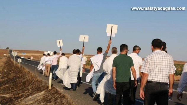 Karayolunda kefenli eylem