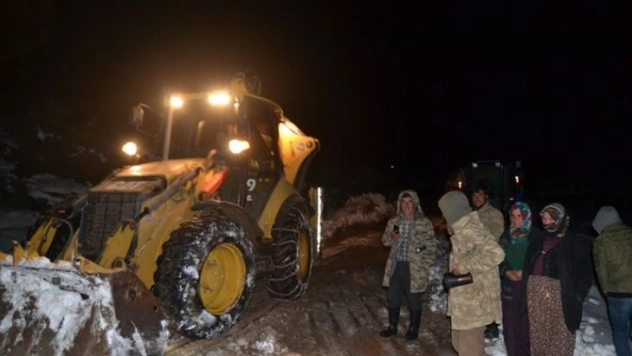 Karda çadırları zarar göden Yörüklere çadır yardımı yapıldı