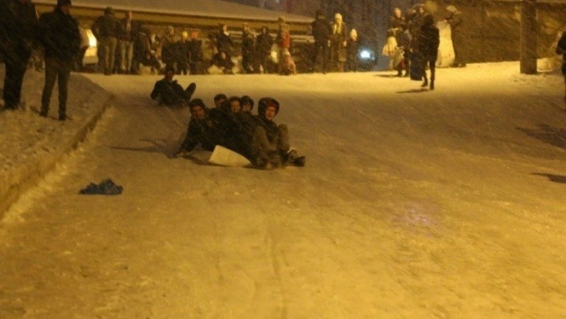 Karda kayabilmek için yoğunluktan sıra beklediler