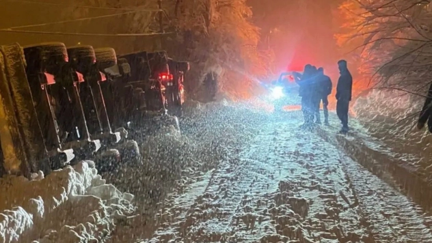 Karda kayan CNG tankeri devrildi