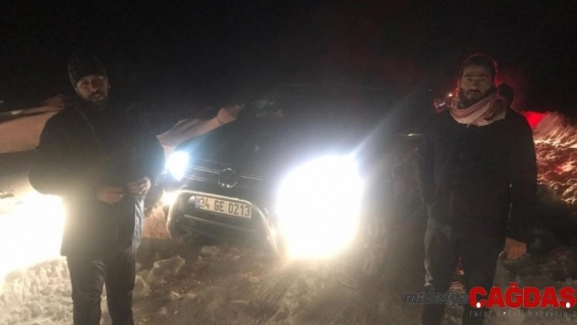 Karda mahsur kalan 4 Suriyeli'yi jandarma ve itfaiye ekipleri kurtardı