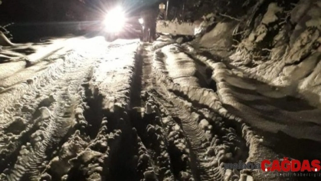 Karda mahsur kalan 8 kişi kurtarıldı
