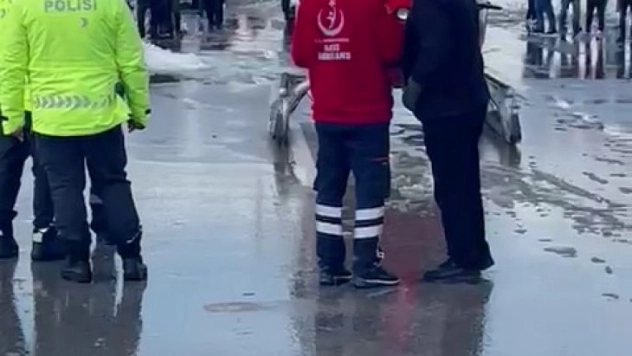 Karda mahsur kalan yeni doğan bebek için ambulans helikopter havalandı