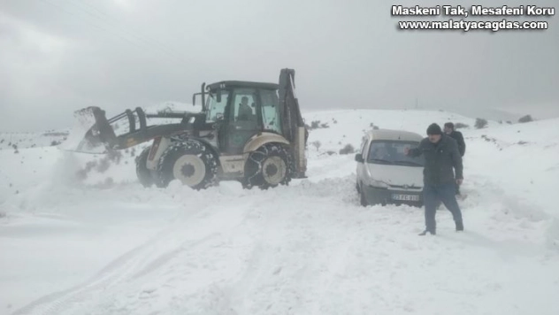 Karda yolda kalan öğretmenlerin imdadına büyükşehir yetişiyor