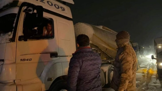 Yolda kalanlara kumanya ikramı