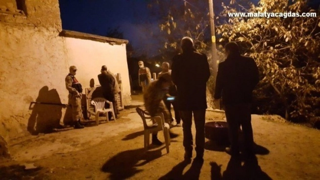 Ağabeyi ve 3 arkadaşını tüfekle yaraladı