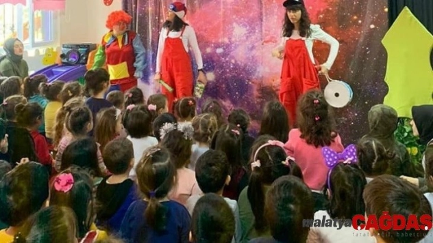 Kardeş okul öğrencileri ile birlikte tiyatro izlediler