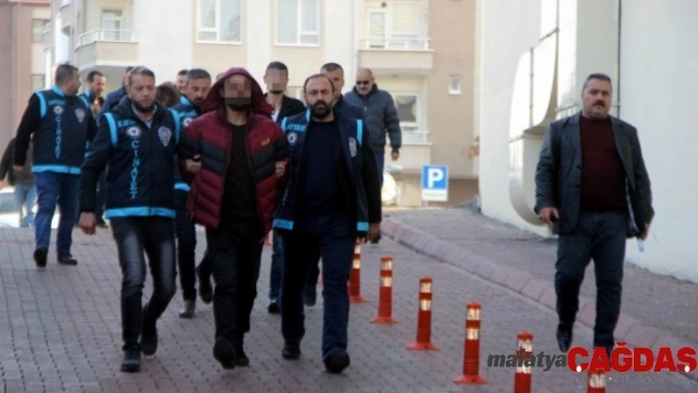 Kardeşi ve amcasını yaralayan şahsı av tüfeğiyle öldürdü