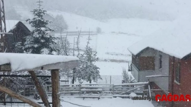 Kargı'ya mevsimin ilk karı yağdı