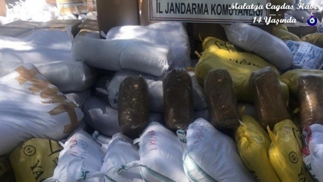 Kargo ile kaçak tütün sevkiyatına darbe