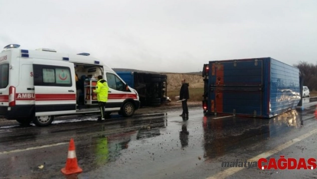 Kargo kamyonu devrildi: 2 yaralı