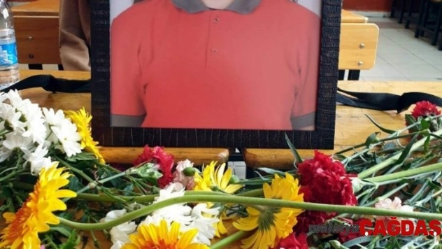 Karın ağrısı şikayetiyle hastaneye götürülen 13 yaşındaki çocuk hayatını kaybetti