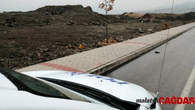 Karısını bıçakladı yol kenarında attı