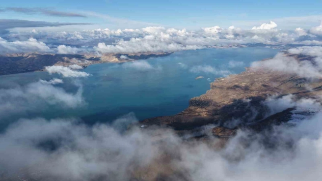 Karla kaplı dağ ve eteğindeki göl, kartpostallık görüntüler oluşturdu