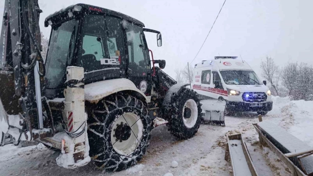 Karla kaplı yolda kalan ambulansı ekipler kurtardı