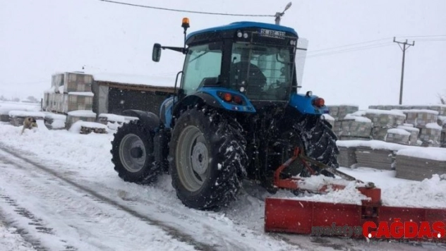 Karla mücadelede İnönü'deki muhtarlar da iş başında