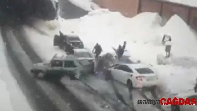 Karlı yolda 9 otomobil birbirine girdi: 3 yaralı