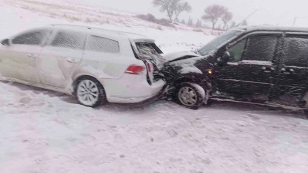 Karlı yolda araçlar çarpıştı: 1 yaralı