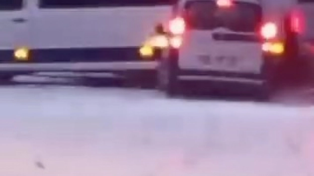 Karlı yolda duramayan araç minibüse çarptı