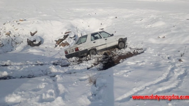 Karlı yolda kayan otomobil şarampole yuvarlandı