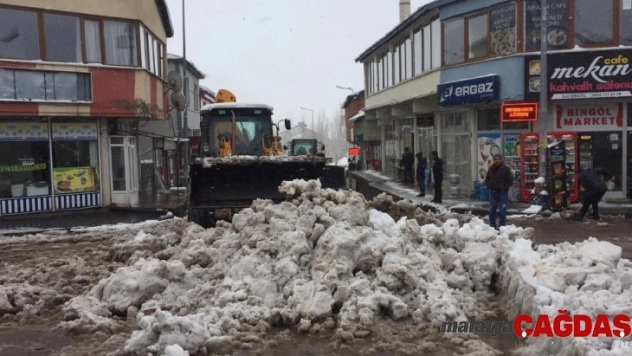 Karlıova'da kar kamyonlarla ilçe dışına taşındı