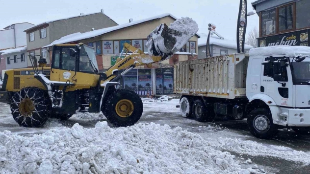 Karlıova'da karla mücadele çalışmaları başladı