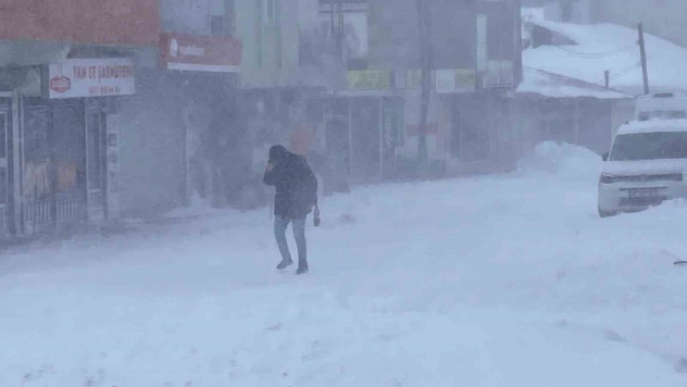 Karlıova'da tipi ve fırtına hayatı felç etti: Esnaf kepenk kapattı