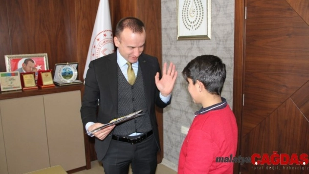 Karnesini aldığı gibi Milli Eğitim Müdürüne koştu