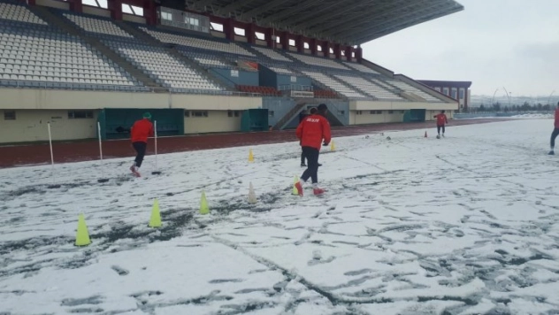 Kars 36 Spor kar altında çalıştı