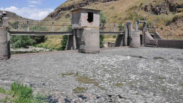 Kars Çayı'na bırakılan atıklar barajda toplandı