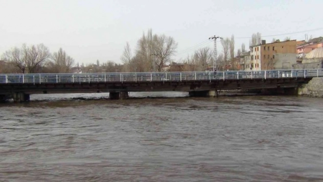 Kars Çayı taşmaya devam ediyor