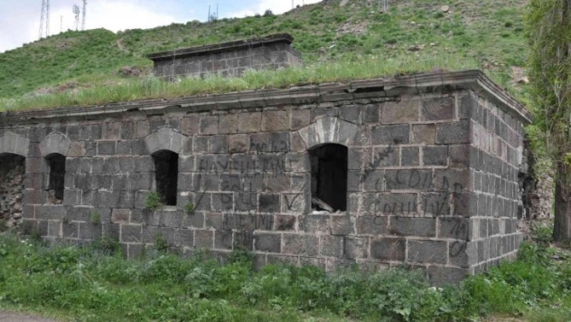Kars Dereiçi'nde bulunan tarihi hamam yıkılıyor