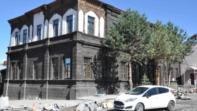 Kars'ta 100 yıllık bina gün yüzüne çıkarıldı