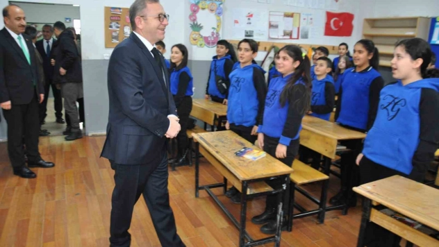 Kars'ta 56 bin 651 öğrenci karne sevinci yaşadı