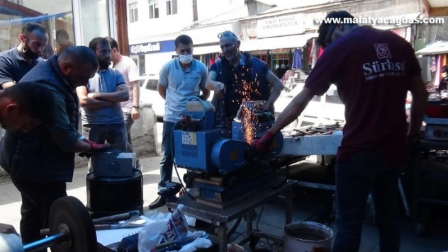 Kars'ta bıçaklar kurbanlar için bileniyor