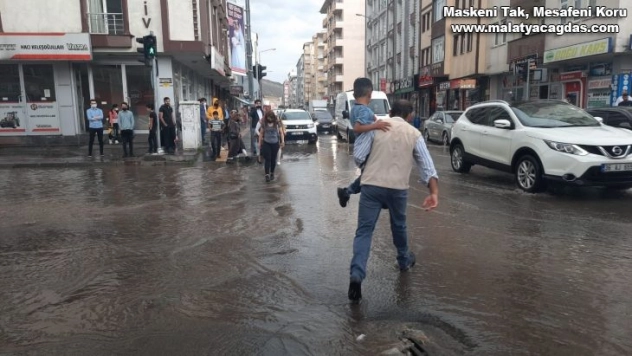 Kars'ta caddeler göle döndü